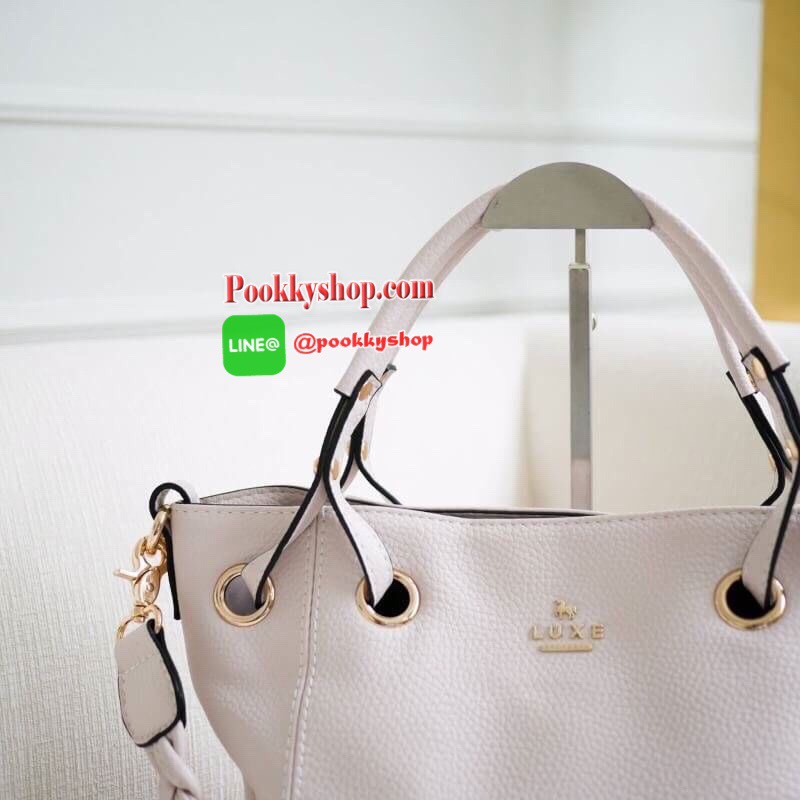 รุ่น Andrea city bag เปิดตัวรุ่นใหม่พร้อมอะไหล่สามแถว สั่งทำพิเศษจากโรงงานเดียวกับแบรนด์ดังระดับโลกเลยค่ะ สุดหรูไม่ลอก มาในทรงสุดสวยเปิดตัวใหม่✔️ มีสายสะพายสองเส้น เส้นแรกคือสายเปีย สะพายแล้วดูน่ารักสุดๆ หรือจะใช้สายสะพายยาวก็คล่องตัว ปากกระเป๋ามีซ