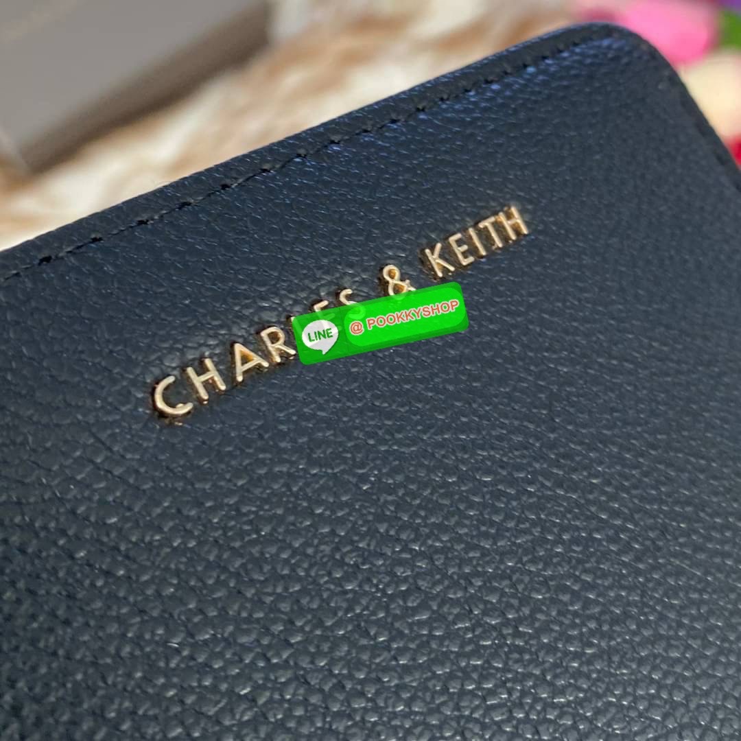 CHARLES & KEITH COMPACT WALLET กระเป๋าตังใบสั้นฟังก์ชันครบ!! ด้านหน้ามีโลโก้แบรนด์ มีช่องซิปใส่เหรียญ เปิดปิดแบบกระดุม ด้านในมีช่องใส่การ์ด 16 ช่อง มีช่องใส่ธนบัตรตามยาว ไม่ต้องพับแบงค์ค่า คุ้มมากๆเลยใบนี้