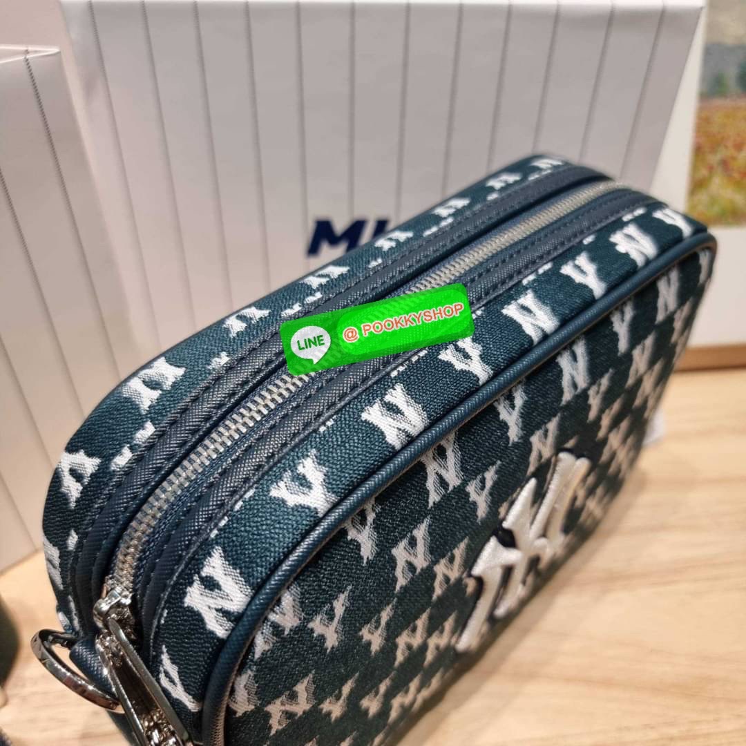 MLB JACQUARD MONOGRAM CROSSBODY BAG ฉุดไม่อยู่ ดาเมจแรงมาก!! กับกระเป๋าครอสบอดี้ ที่สายเกาต้องมี!! ดีไซน์ลวดลายโมโนแกรมเอกลักษณ์ ลงบนผ้า jacquard ได้อย่างลงตัวและสวยงาม เปิด-ปิดด้วยซิป ภายในโล่งกว้าง จุของสบายๆ มาพร้อมใบลูก และสายสะพายข้าง ให้ความคล่องตัว