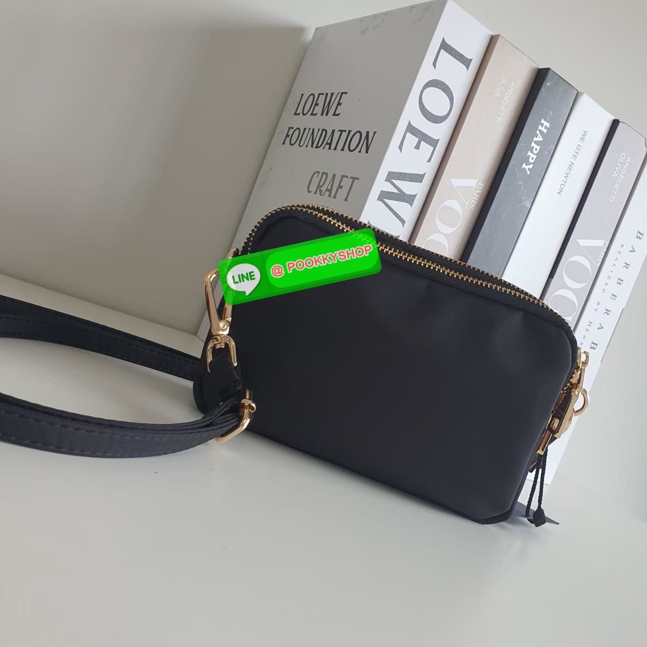 รุ่นยอดฮิตตลอดกาล กับรุ่นขายดี ที่รอคอย PRADA 3 ZIP CROSSBODY BAG เป็นกระเป๋าใบเล็ก มีด้วยกันถึง3ช่องใส่ของ ซึ่งเหมาะกับผู้หญิงอย่างเรามาก สามารถแยกของที่จะใส่ได้เลย ตัวกระเป๋าอะไหล่สีทอง ขนาดกะทัดรัด สามารถใส่ I phone+ ได้ค้า สายยาวปรับได้ฟรี ที่สุดแห่งค