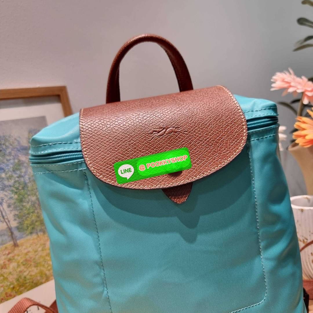 Longchamp le pliage original backpack 🔆 Details สวยคลาสสิคต้องไม่พลาด กับกระเป๋าสะพายทรงเป้ ขนาดกำลังดี น้ำหนักเบา ดีไซน์เรียบง่าย แต่ดูแพง ปากกระเป๋าออกแบบให้มีฝาปิดและซิปแน่นหนา สายสะพายสามารถปรับใช้ตามชอบ ภายในโล่งกว้าง จุของได้สบายๆ พกพาไปไหนก