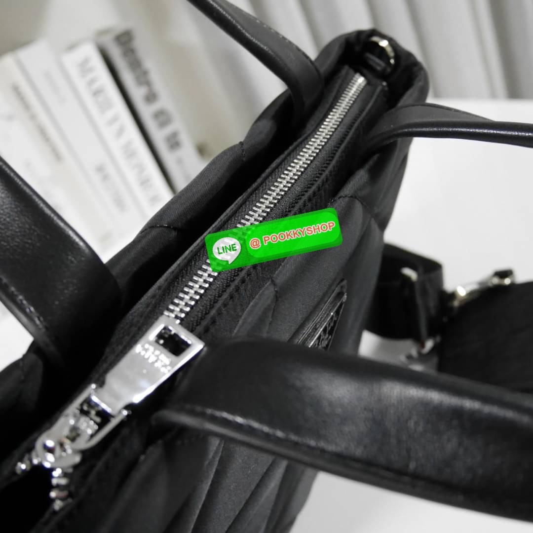 🌟 NEW ARRIVIAL มาใหม่กับกระเป๋าถือ ทรงยอดฮิต จากงานพรีเมี่ยมกิ้ฟจากแบรนด์ PRADA อะไหล่เงินทั้งใบ ตัวกระเป๋าอยู่ทรงสวย ลายตาราง วัสดุทำจากผ้าNylon เปิดปิดด้วยซิป ด้านใน มีช่องซิปช่องแยกและช่องใหญ่ แบ่งเก็บของได้เป็นสัดส่วน ขนาดกพลังดี ใส่ของได้หลาก