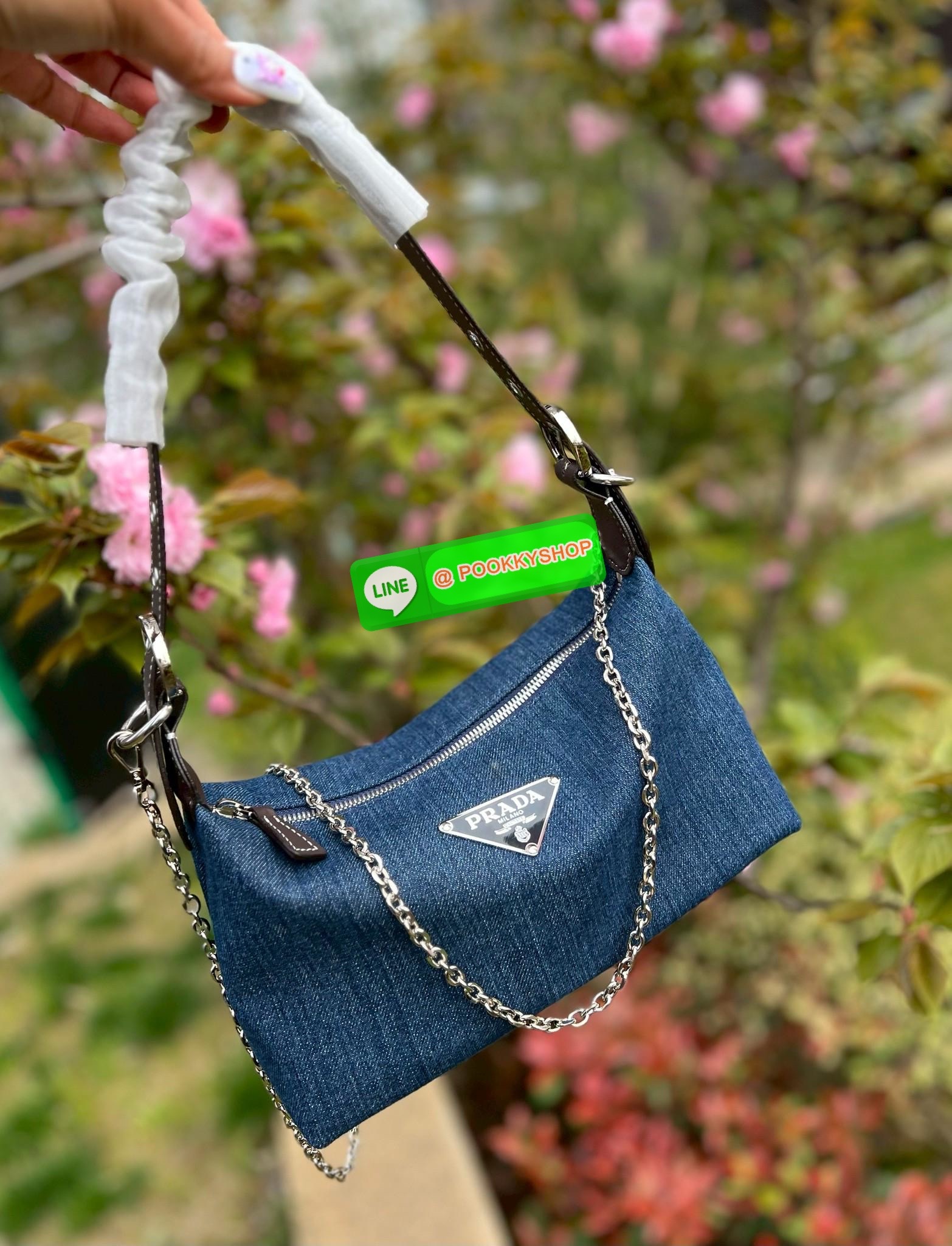 **สินค้าเข้าใหม่** ทางนี้ค่าาสาวๆ สวยเกินจะห้ามใจไหว! NEW IN! PRADA HOBO HANDBAG//SHOULDER DENIM BAG 🔖พร้อมส่งา แม่ค้าเองก็จับไม่วางแล้ว1ค่าา สวยจริงๆ กับPrada denim วัสดุยีนส์หนานิ่มตัดขอบหนังอย่างดี ทรงสวยมากๆค่ะ หูหิ้วสายหนังในตัว คล้องไหล่ได้