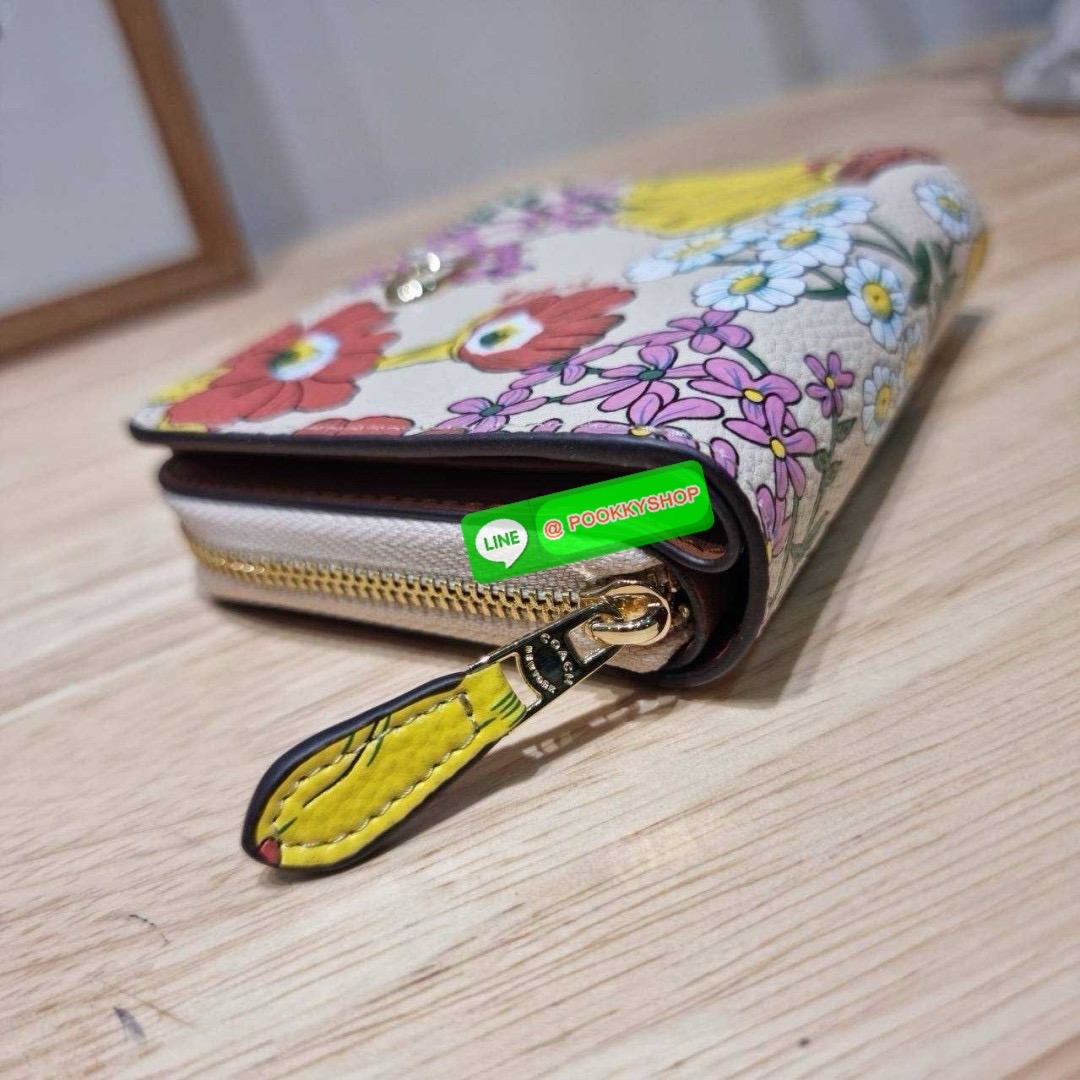 COACH CJ372 BILLFOLD WALLET WITH FLORAL PRINT 🔅 Detail ใหม่ล่าสุด กระเป๋าสตางค์ใบเล็กที่ไม่เล็กเหมือนชื่อ ขนาดกำลังเหมาะมือ ดีไซน์น่ารักอีกแล้วจ้า มันน่ารักน่าใช้มาก โดดเด่นด้วยลวดลายดอกไม้ คละเต็มใบ เปิด-ปิดด้วยกระดุม ภายในมีช่องใส่บัตร และใส่ธนบ