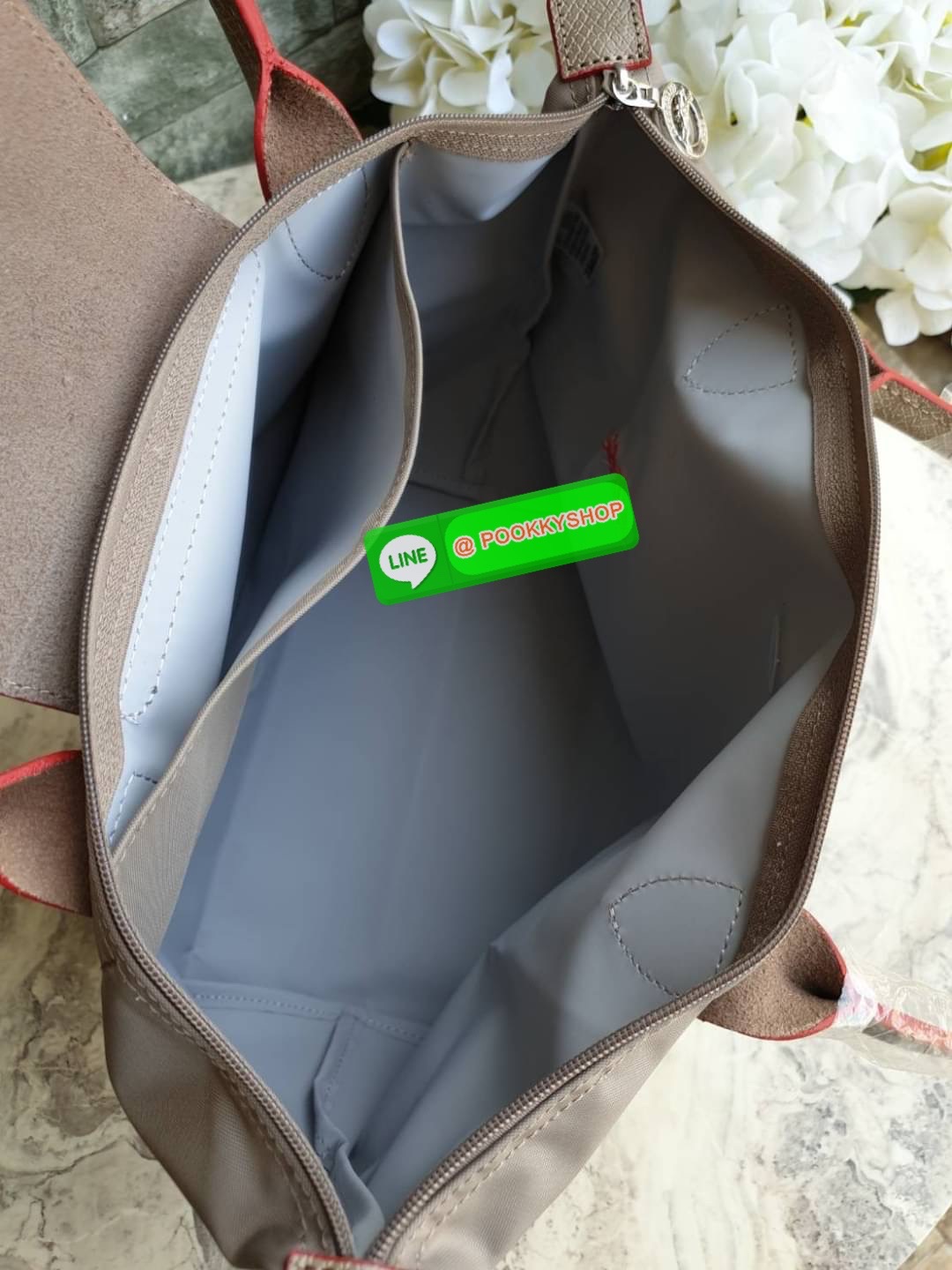 Longchamp Le Pliage Club Tote Bag Size S หูยาว วัสดุเนื้อผ้า Nylon Canvas เคลือบกันนำ้ ตัดด้วยหนังแท้ที่มีน้ำหนักเบา ดีไซน์เรียบง่ายแต่เต็มไปด้วยความคลาสสิก จนเป็นที่ชื่นชอบไปทั่วโลก Longchamp ปรับโฉม LE PLIAGE ด้วยการปักลายรูปม้า-ตราสัญลักษณ์ของแบรนด์บนผ