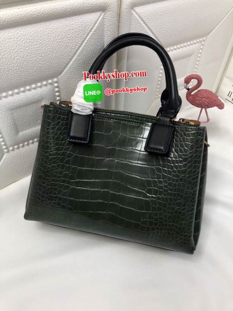 New arrival!! CHARLES & KEITH กระเป๋าถือ/สะพาย วัสดุ Saffiano คุณภาพดี น้ำหนักเบา ด้านหน้าประดับด้วยโลโก้แบรนด์สุดหรู เปิดปิดกระเป๋าด้วยกระดุมแม่เหล็กและซิป ด้านในโล่งกว้างมีช่องซิปสำหรับใส่ของ ใส่กระเป๋าสตางค์ใบยาวได้ Iphone+ได้ทุกรุ่น จุของได้เยอะ มาพร้