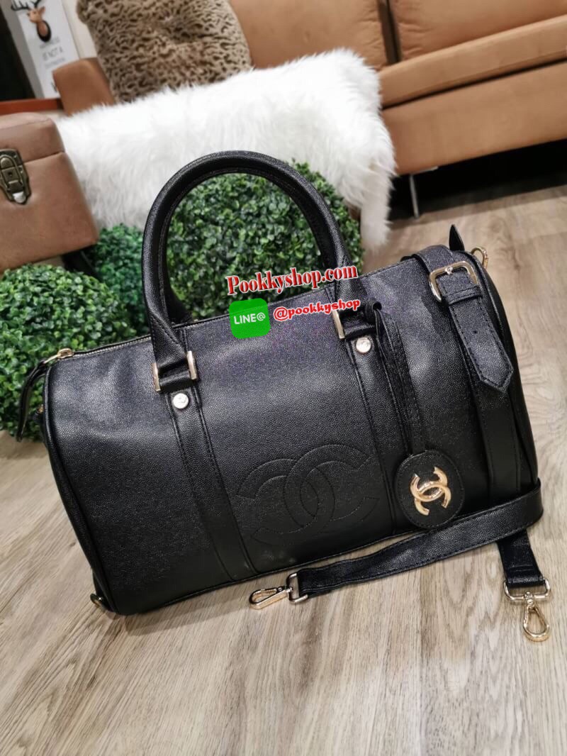 NEW! CHANEL CAVIAR LARGE HANDBAG VIP GIFT WITH PURVHASE กระเป๋าเดินทางใบใหญ่รุ่น Limited Edition - GWP พรีเมี่ยมกิ๊ฟของเเท้จาก Chanel Counter หนังคาเวียร์เนื้อหนาสีดำขึ้นลายสวยหรูอยู่ทรง ด้านหน้ามีโลโก้แบรนด์ เปิดปิดด้วยซิปสะดวกใช้ ประดับTAG โลโก้แบรนด์อะ