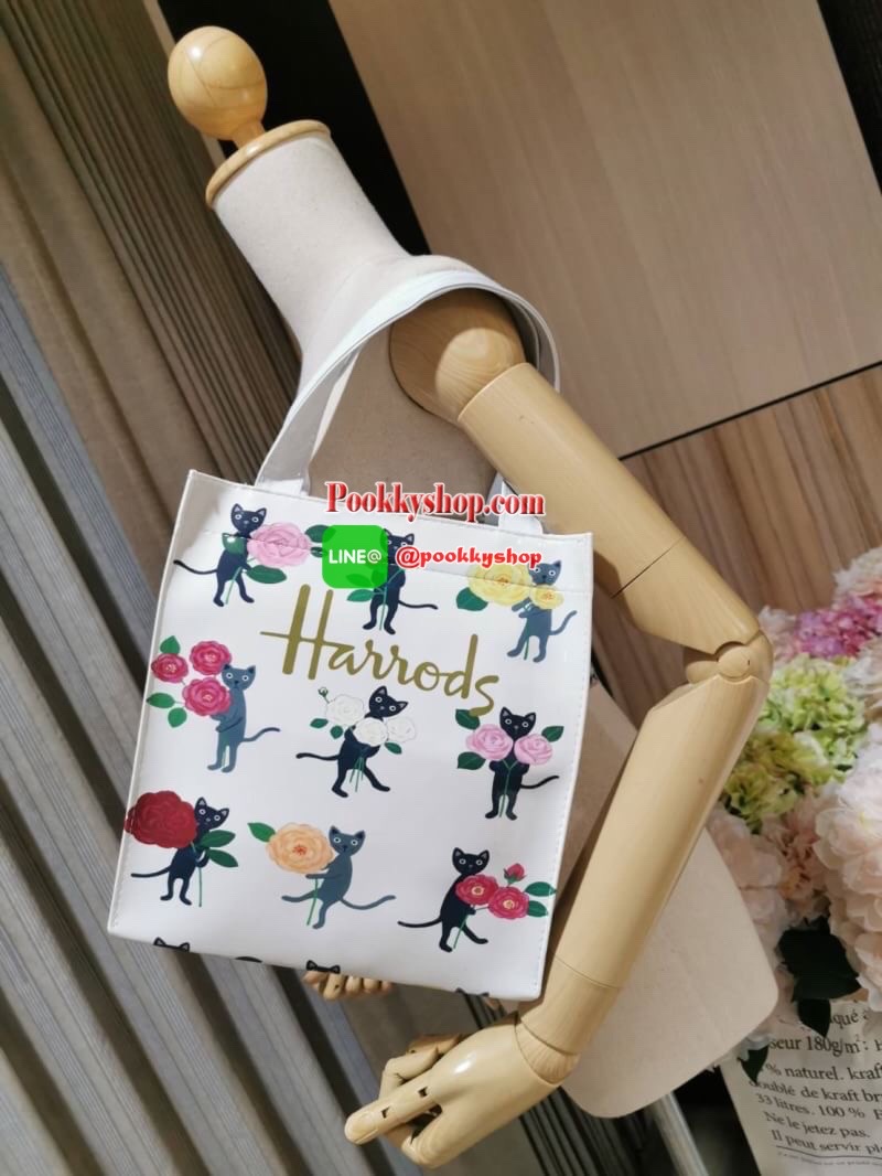 ลายนี้เข้าแล้วนะคะ! พร้อมส่งไอเท็มยอดนิยม! Harrods London Top-handle Shopping Bag กระเป๋า Shopping แบรนด์ดังจากอังกฤษรุ่นยอดนิยมวัสดุ PVC+Polyester 100% ของแท้เนื้อหนาอยู่ทรงกันน้ำ ขนาดกำลังดี น้ำหนักเบา เปิดปิดด้วยซิปสะดวกใช้หัวซิปปั้มโลโก้แบรนด์อะไหล่เง