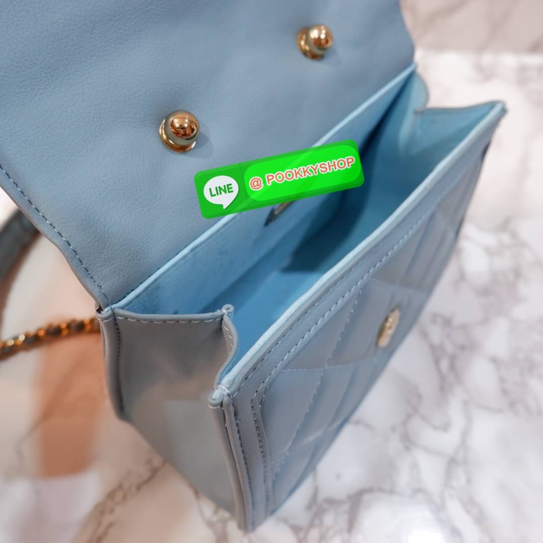 LYN กระเป๋าสะพายข้างรุ่นใหม่ อะไหล่สีทอง หนังนิ่ม ปักลายตาราง ด้านหน้าแต่งด้วยโลโก้แบรนด์ สายกระเป๋าเป็นโซ่สลับหนัง น้ำหนักเบา ด้านในสามารถใส่กระเป๋าตัง โทรศัพท์มือถือ เพาเวอร์แบงค์ มีช่องใส่ของขนาดเล็ก