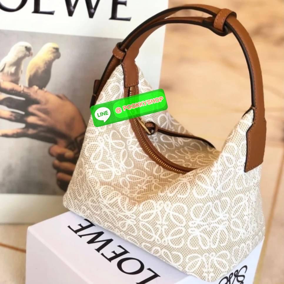RESTOCK!! 💙🤎 LOEWE CANVAS BAG VIP GIFT WITH PURCHASE (GWP) พรีเมี่ยมกิ๊ฟ Limited จาก LOEWE HAUTE PARFUME DUTYFREE COUNTER วัสดุ CANVAS ตัดหนังแท้ ดีไซน์ทรงยอดฮิตประจำปีเลย! ปักโลโก้แบรนด์บนผ้าทั้งใบเป็นเอกลักษณ์ เปิดปิดด้วยซิปยาวภายในโล่งก