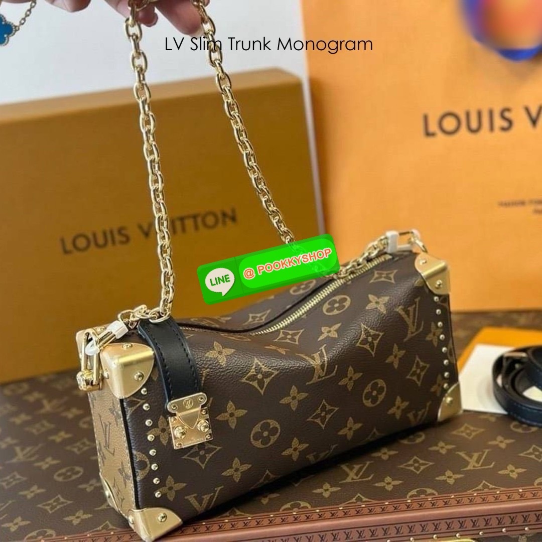 LV Slim Trunk Monogram Canvas Bag กระเป๋าสะพายทรงสลิม สุดยอดไอโคนิค ทรงสวย สวยมีเสน่ห์ แต่งหมุดเพิ่มร็อคแอนด์โรลด์ตามสไตส์แบรนด์ โดดเด่นด้วยหมุดเข้ามุม คล้องแขนคล้องไหล่เก๋ๆ หรือสะพายข้างชิคๆ พร้อมตอบรับได้ทุกลุค ทุกสไตล์ไปเลยจ้า