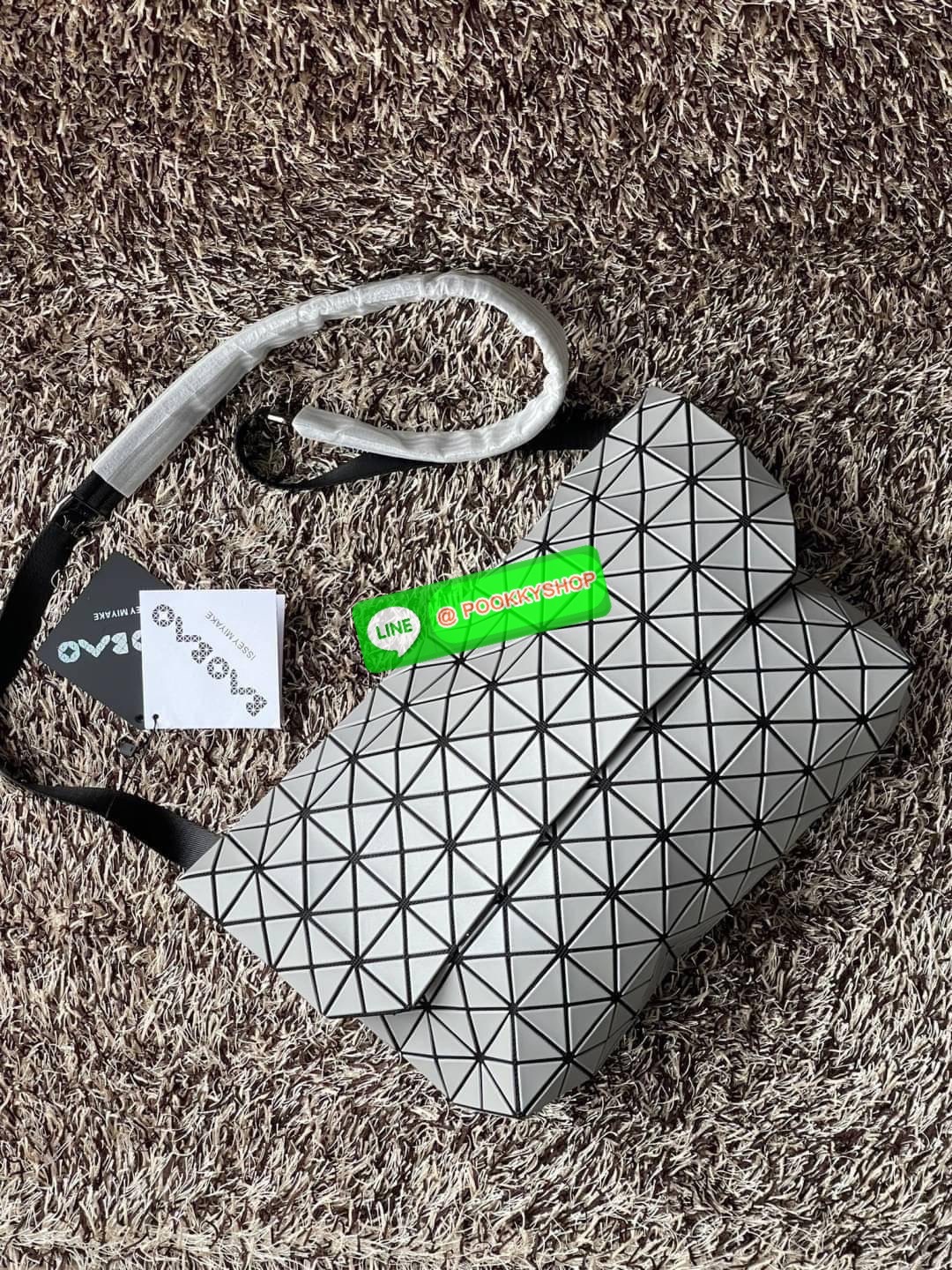 💕Baobao Issey Miyake Prism Sac ชาวมินิมอลทั้งชายและหญิงต้องถูกใจรุ่นนี้ เพราะ Prism Sac เป็นกระเป๋าแบบ unisex ที่มาพร้อมกับความเรียบง่ายของวัสดุเนื้อแมตต์ แต่ให้ลุคสไตล์เท่แบบคูลๆ โดดเด่นด้วยดีไซน์ที่ออกแบบมาให้ใช้งานที่ง่าย ตอบโจทย์ทุกสถานการณ์ฝา