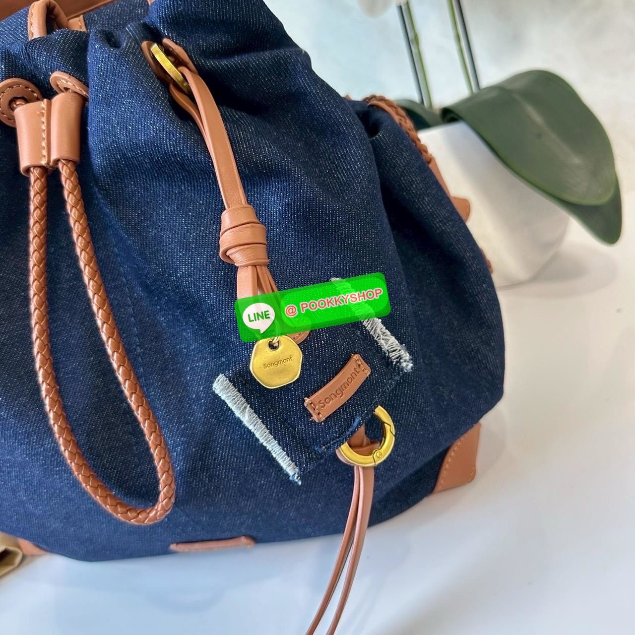 Songmont Series Backpack Female Small Capacity Songmont Drawstring Backpack กระเป๋าเป้สายรูดทรงชิคที่กำลังเป็นกระแสฮิตสุด ๆ เพราะดีไซน์เรียบเก๋ ใช้งานง่าย และแมทช์ได้หลายสไตล์ ดีไซน์ unisex ใช้ได้ทั้งผู้หญิงและผู้ชาย ดีไซน์: ทรงถุงสายรูด (Drawstring) ดูมิ