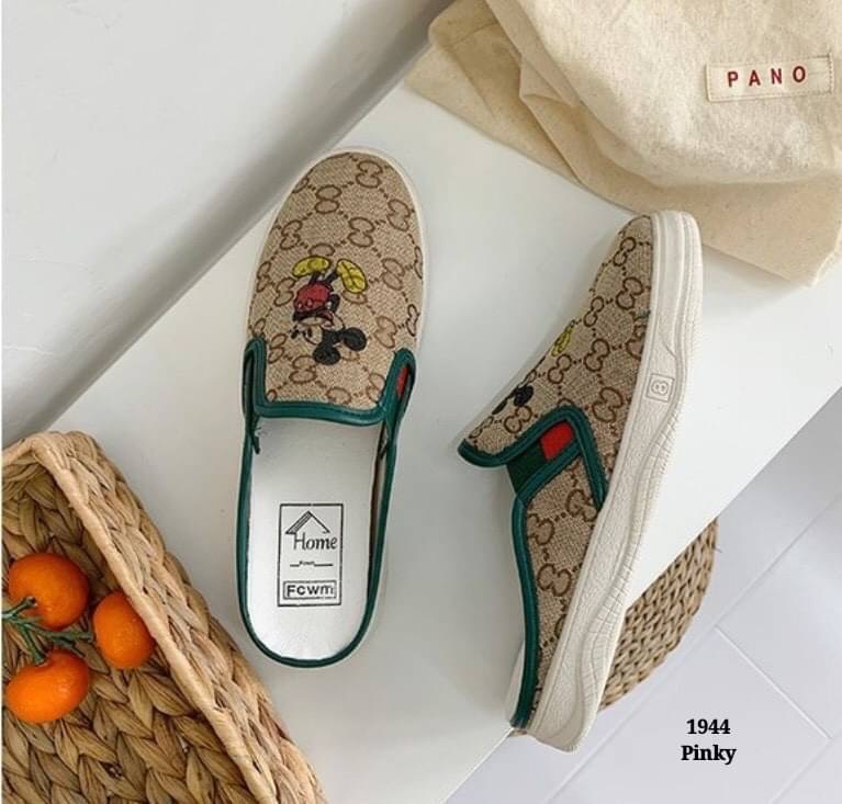 พร้อมส่ง ผ้าใบเปิดส้น งานนำเข้ากุชชี่ Mickey ที่กำลัง hot งานดีมาก พื้น pu เกาะพื้นดีเยี่ยม บิดงอได้ ตัวรองเท้าเป็นสีทองเงาวับ แต่งด้วยพี่ Mickey ของเราดูโดดเด่น น่ารักกว่าใคร แน่นอน