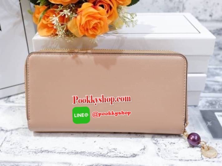 Lyn กระเป๋าสตางค์ใบยาว ด้านหน้าปั๊มโลโก้แบรนด์ แต่งโลหะทอง ด้านในมีช่องใส่บัตรเยอะมาก และมีช่องซิบ ตัวจับซิบแต่งไข่มุกเม็ดโตๆห้อยป้ายโลหะปั๊มโลโก้แบรนด์ด้วยสวยมากเกินหน้ามากค้าาา
