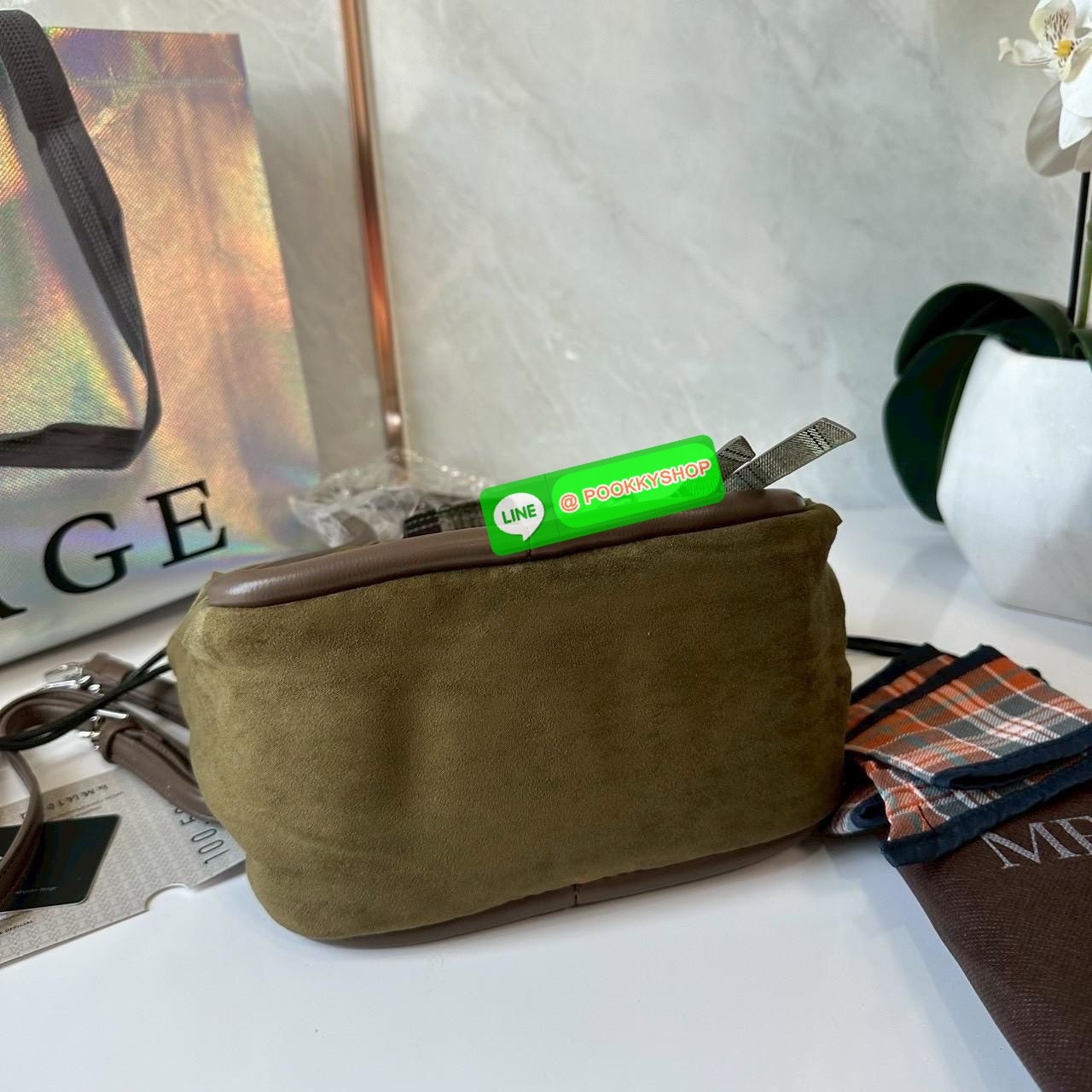 A Day Bag Mini’ in suede กระเป๋าหนังกลับเนื้อเนียน สายเกาหวานปนเท่ MERGE คอลเลกชันพิเศษ ดีไซน์เก๋พร้อมพวงกุญแจลายพิเศษ เข้าเซ็ตสุดคุ้ม!ใบเล็กสามารถ พกพาง่าย น้ำหนักเบา กระเป๋าหูรูดด้านใน ผลิตจากผ้าลายสก็อต ตัวกระเป๋ามี Snap ด้านข้าง ที่สามารถพับปีกกระเป๋า