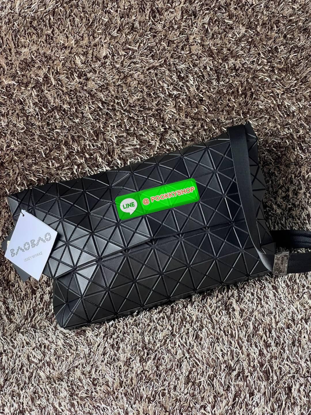 💕Baobao Issey Miyake Prism Sac ชาวมินิมอลทั้งชายและหญิงต้องถูกใจรุ่นนี้ เพราะ Prism Sac เป็นกระเป๋าแบบ unisex ที่มาพร้อมกับความเรียบง่ายของวัสดุเนื้อแมตต์ แต่ให้ลุคสไตล์เท่แบบคูลๆ โดดเด่นด้วยดีไซน์ที่ออกแบบมาให้ใช้งานที่ง่าย ตอบโจทย์ทุกสถานการณ์ฝา