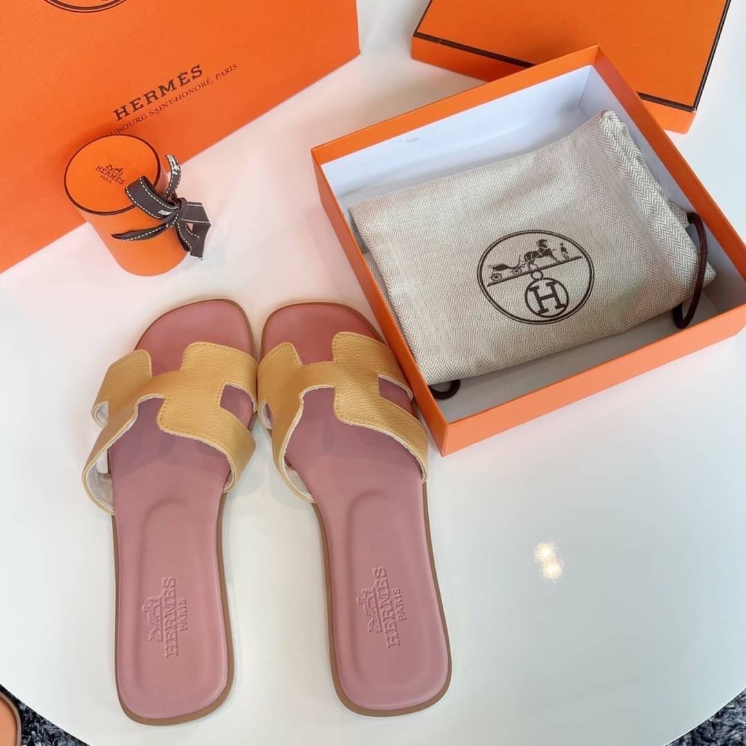 พร้อมส่ง รองเท้าแตะ Hermès สีพาสเทล ตัวใหม่ล่าสุด สีน่ารักมากกทุกสี คัดสีออกมาแล้วแมสที่สุด ให้เข้ากับเท้าสาวๆ ขับผิวมากคะ พื้นปั้มแบรนด์