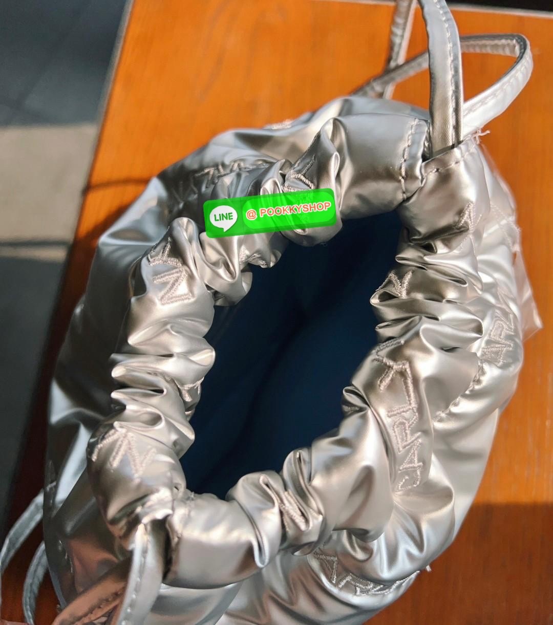 CARLYN TWEE MINI BAG #ไม่มินิตามชื่อจ้าา😘 💌พร้อมส่ง!สวยฉ่ำๆทุกสี ไม่มีไม่ได้แล้วจ้าา📌 ✔️กระเป๋าวัสดุไนล่อนอย่างดี นิ่มฟู ปักลายแบรนด์อันเป็นสัญลักษณ์ของรุ่นทั้งใบสวยงามค่ะ