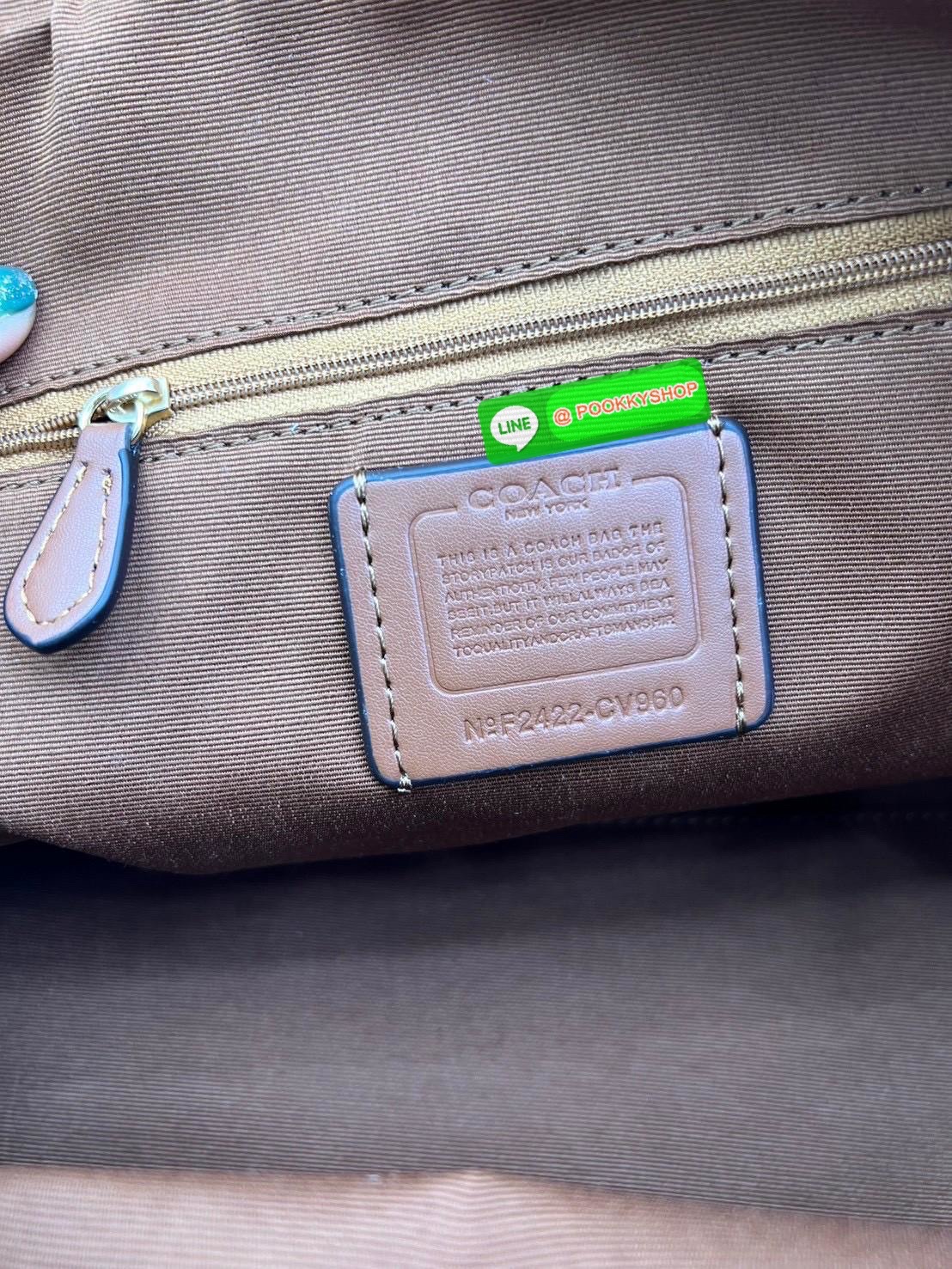 COACH ROWAN SATCHEL IN SIGNATURE CANVAS จุดเด่นของกระเป๋าทรงsatchel bag คือรูปทรงของกระเป๋าดูแข็งแรง มั่นคง ไม่เสียทรงง่าย มาพร้อมหูหิ้วที่ด้านบนของกระเป๋า ลายแคนวาสที่เป็นซิกเนเจอร์แบบเอกลักษณ์ ช่องใช้งานทุ้งภายในและภายนอก นอกจากนี้ กระเป๋าประเภทนี้ยังมี