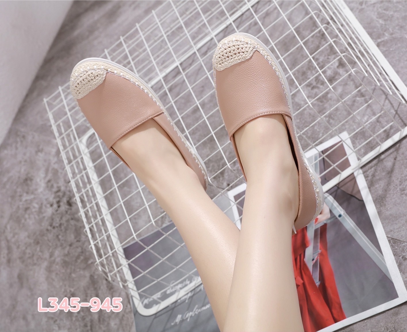 สินค้าขายดี พร้อมส่งค๊าา sport shoes รองเท้าผ้าใบ งานเรียบ พื้นนิ่มมากคะ ใส่สบายจะแมตช์กับกางเกง👖หรือกระโปรง👗ก็ได้ค่ะ แม่ค้าคอนเฟริม ห้ามพลาดเลยจ้าตัวนี้แนะนำ อย่าช้ารีบเลย