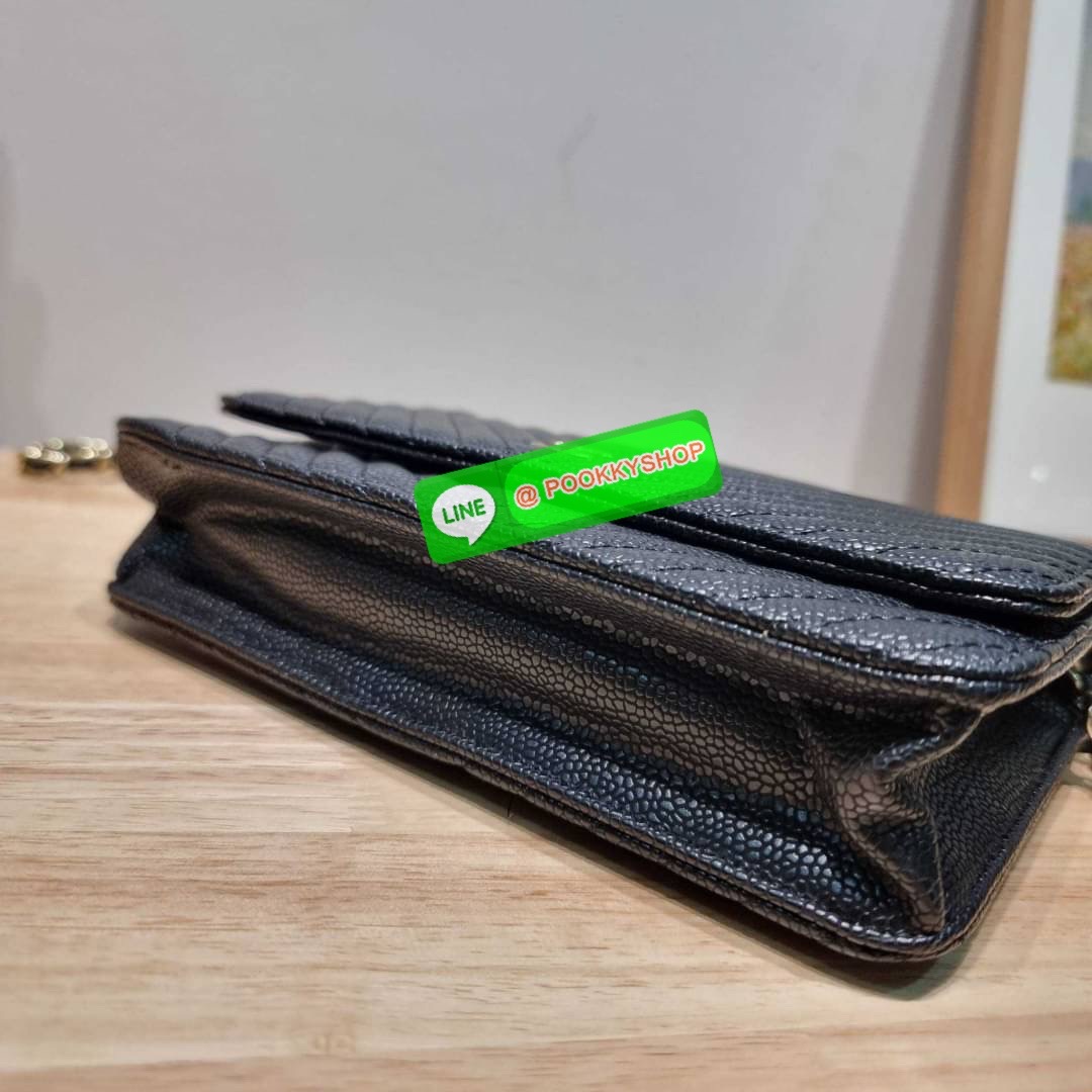 RESTOCK!! ลายวียอดฮิต Premium for gift จากแบรนด์ Chanel กระเป๋าสะพายข้างหนังลายคาร์เวีย มาพร้อมโซ่สะพายในตัว (ถอดออกไม่ได้) อะไหล่ทองเรียบหรู ดูผู้ดี้ ผู้ดี!! เปิด-ปิดกระเป๋าด้วยกระดุมแม่เหล็ก ภายในกระเป๋าเป็นช่องโล่ง มีช่องแยก 1 ช่อง ช่องซิปกลางอีกช่อง ส