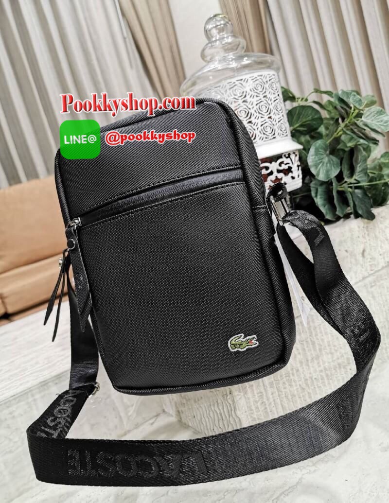 ห้ามพลาด‼️ NEW ARRIVAL! SAFFIANO SHOULDER BAG รุ่นใหม่ล่าสุดจาก Factory ดีไซน์ Unisex ใช้ได้ทั้งชายและหญิง วัสดุหนัง Saffiano เนื้อหนาอยู่ทรงสวยดูดี ด้านหน้ามีโลโก้แบรนด์ มี1ช่องใส่ของช่องหลักเปิดปิดด้วยซิปสะดวกใช้ ภายในมีช่องใส่ของและช่อง