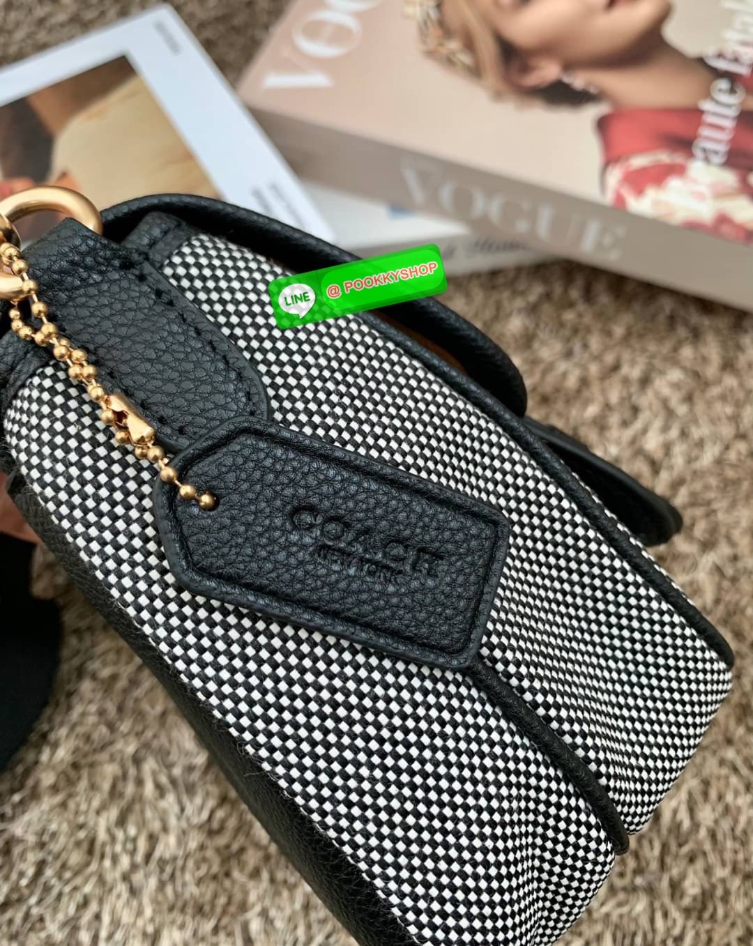 COACH LUCY CROSSBODY BAG((CA622)) 🔹พร้อมส่ง กระเป๋าสะพายแบบครอสบอดี้ร์ ทรงเก๋ วัสดุ แคนวาส+หนังแท้ ได้ลงตัวสวยงาม 🔹เปิดปิดกระเป๋าแบบกระดุมแป๊กสองข้าง ภายในมีข่องให้ใส่ของ3ช่องด้วยกัน ช่องค่อนข้างกางออกได้กว้าง จุของได้หลายอย่างเลยค่ะ มีช่อ