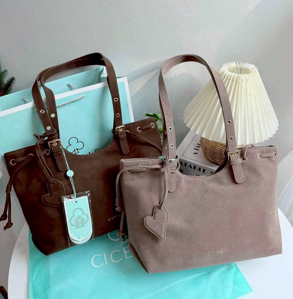 CICELLE Suede Vintage Bag ทรงนี้บอกเลย สายแบก สายแฟชั่น ต้องชอบ นอกจากจะจุของได้เยอะแล้ว ดีเทลยังสวย สะพายกับชุดไหนก็เก๋✨หูรูด สามารถเปลี่ยนทรงเป็นทรงขนมจีบได้