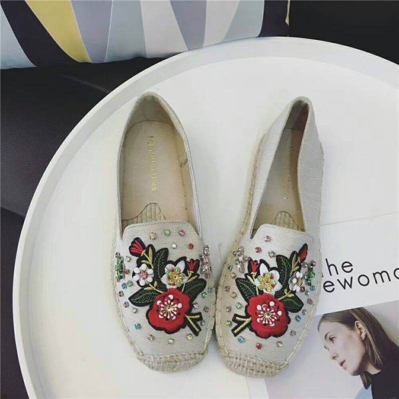 พร้อมส่งเลยจ้า slip on shoes งานสวยๆพร้อมเสิร์ฟจ้า ตัวนี้ห้ามพลาด ร้องเท้าslip on งานปัก(ดอกไม้)))ดอกไม้ ปักเพชร งานสวย แม่ค้าคอนเฟริม ห้ามพลาดเลยจ้าตัวนี้แนะนำ อย่าช้ารีบเลย