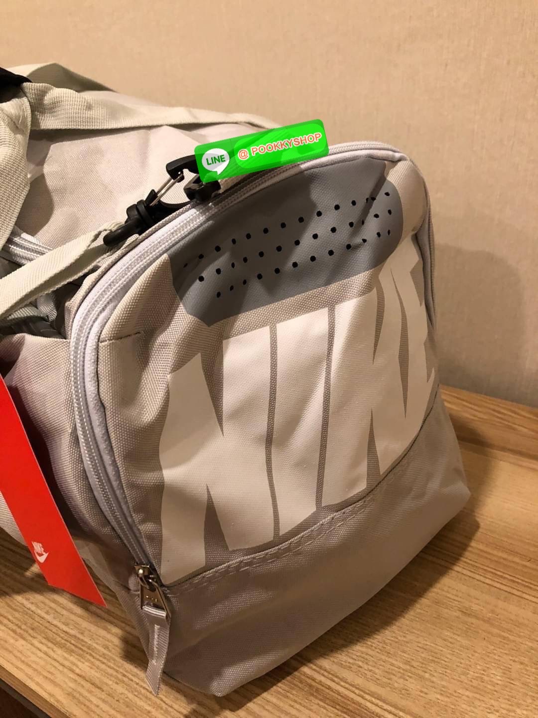 NIKE GYM BAG กระเป๋ายิมและกระเป๋าเดินทางสารพัดช่องที่มีพื้นที่ให้คุณเก็บของมากมาย ไม่ว่าจะช่องซิปคู่หลักที่กว้างใหญ่ สำหรับใส่เสื้อผ้าเดินทางได้หลายชุด ปลอดภัย ช่องรองเท้าแยก และช่องใส่ของด้านในสำหรับเก็บของมีค่า สายคล้องไหล่คู่และสายสะพายไหล่ถอดเก็บได้สา