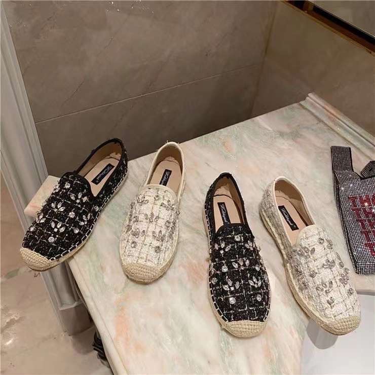 พร้อมส่งคะ Slip on shoe งาน slip on signature ของทางร้าน ผ้ายีนเกร๋ๆ สวยยืน1 🥇มาแล้วจ้าทรงสวยอย่างดี👍 งานเกร๋เรียบหรูดูแพง 👑ตัวนี้ห้ามพลาด🥳ใส่สบายจะแมตช์กับกางเกง👖หรือกระโปรง👗ก็ได้ค่ะ แม่ค้าคอนเฟริม ห้ามพลาด