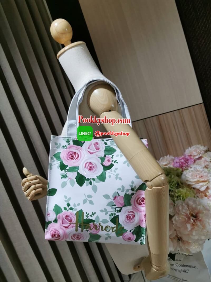 ลายนี้เข้าแล้วนะคะ! พร้อมส่งไอเท็มยอดนิยม! Harrods London Top-handle Shopping Bag กระเป๋า Shopping แบรนด์ดังจากอังกฤษรุ่นยอดนิยมวัสดุ PVC+Polyester 100% ของแท้เนื้อหนาอยู่ทรงกันน้ำ ขนาดกำลังดี น้ำหนักเบา เปิดปิดด้วยซิปสะดวกใช้หัวซิปปั้มโลโก้แบรนด์อะไหล่เง