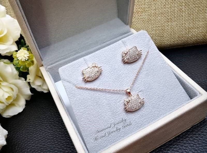 Must Have Item!!! เซตต่างหู+สร้อยคอ งานเพชร CZ แท้ค่ะ ดีไซน์คิตตี้เพชรวิ้งวาววับสวยหรู น่ารักมากกกกกกกก งานรุ่นนี้การันตีความสวย น่ารักเลยนะคะ งานหวานๆแบบนี้ขอยกให้เป็น Must Have Item เลยคะ เพชรวิ้ง เพชรเยอะ เพชรละเอียดม้ากกกกจ้าา