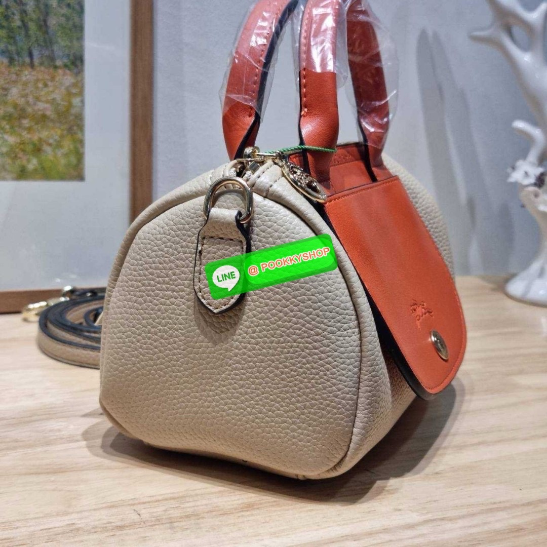 Longchamp le pliage xtra XS leather crossbody bag 🔆 Details มาใหม่! กับกระเป๋าถือ/สะพายรุ่นยอดฮิต ที่มาในดีไซน์ทูโทน โดดเด่นมีกิมมิค น่ารักน่าใช้สุดๆ รูปทรง cylinder ใช้งานง่าย ฝากระเป๋ามีช่องเล็กๆให้ได้ใส่บัตร ใส่ธนบัตรแบบหยิบจับง่ายๆ ช่องหลักเป็