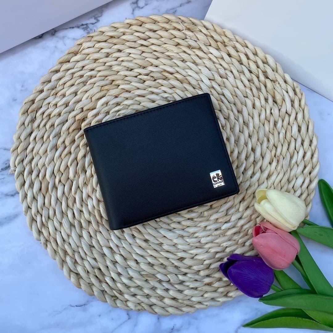 Calvin Klein Leather Belt & Wallet Set Setกระเป๋าสตางค์+เข็มขัด กระเป๋าสตางค์ด้านหน้าปั๊มชื่อแบรนด์ มีช่องใส่บัตร ช่องใส่ธนบัตร 2 ช่อง และช่องเก็บเหรียญ เข็มขัดหนังแท้ปั๊มแบรนด์ สามารถสลับใช้ได้ทั้ง 2 ด้าน เข็มขัดปรับระดับได้ 5 ระดับ มาพร้อมที่เจาะรูจ้า