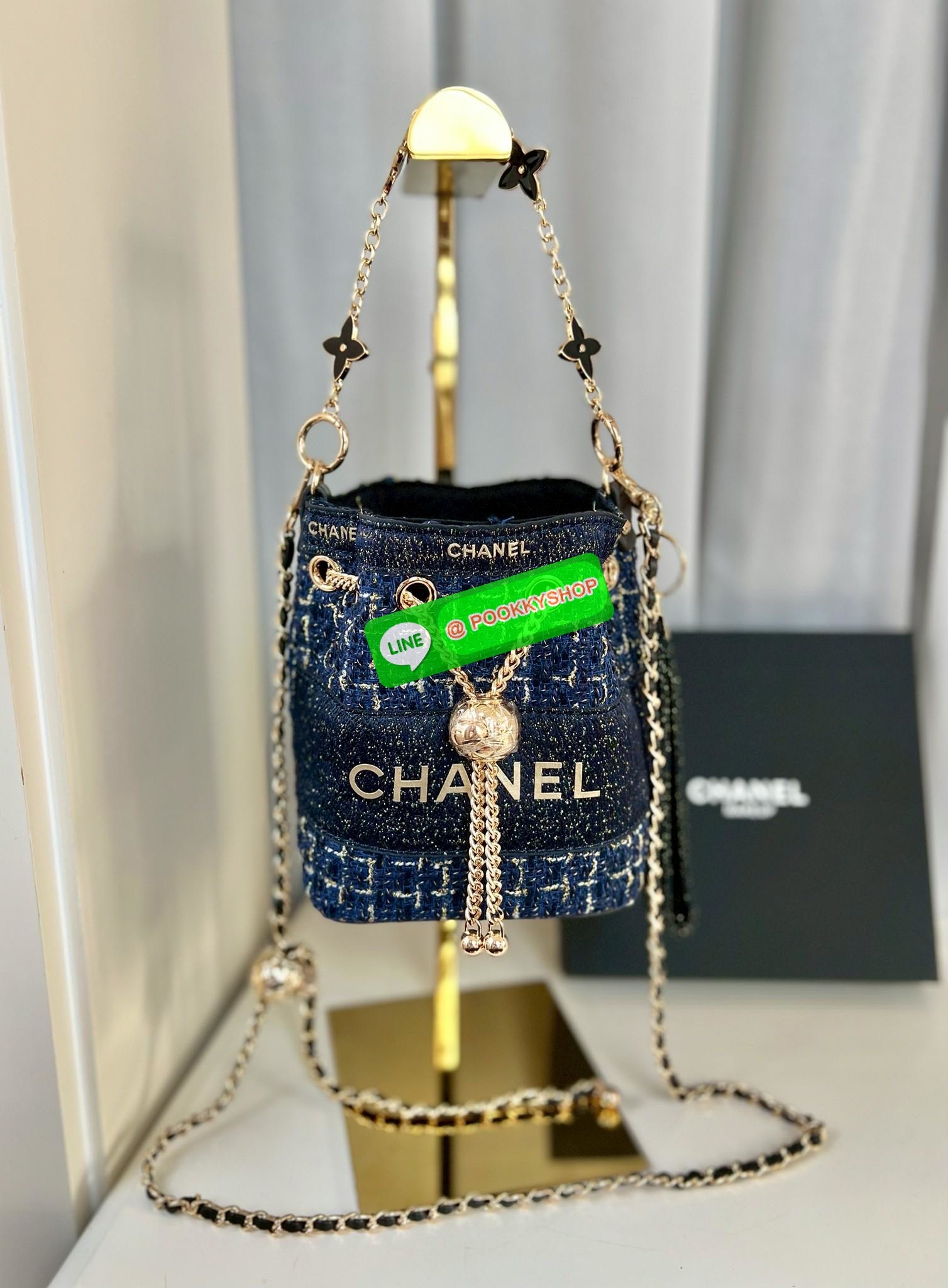 NEW NEW NEW **สินค้าเข้าใหม่** รุ่นนี้บอกเลยว่าสวยทุกอนุ หิ้วไปไหนมาไหนคือเริ่ดไปเลยค่าา CHANEL BUCKET TWEED WITH CHAIN BAG ((Premium gift make up ตปท.)) มีป้ายNot for sale 🔖พร้อมส่งค่าสาวๆ รอบนี้ได้มาไม่เยอะ! กับกระเป๋าขนาดกลางกำลังดี วัสดุผ้าTwe