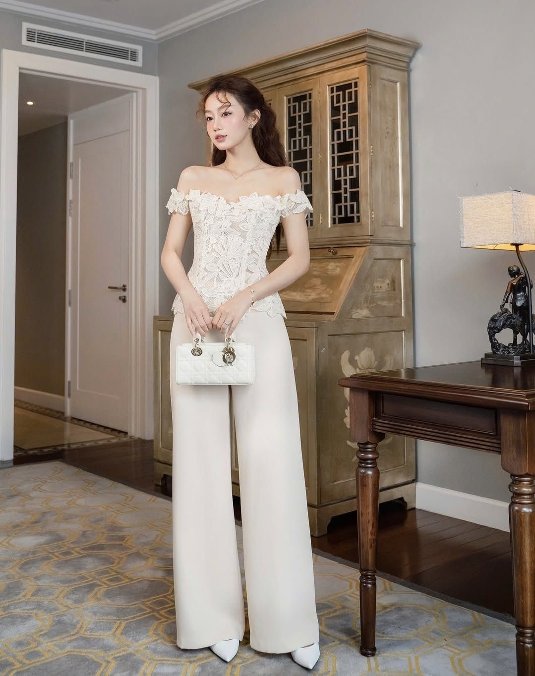 ชุดเซทแฟชั่น เซ็ตเสื้อลูกไม้ปาดไหล่ซิปหลัง มาพร้อมกางเกงขายาวสีขาวทรงสวย