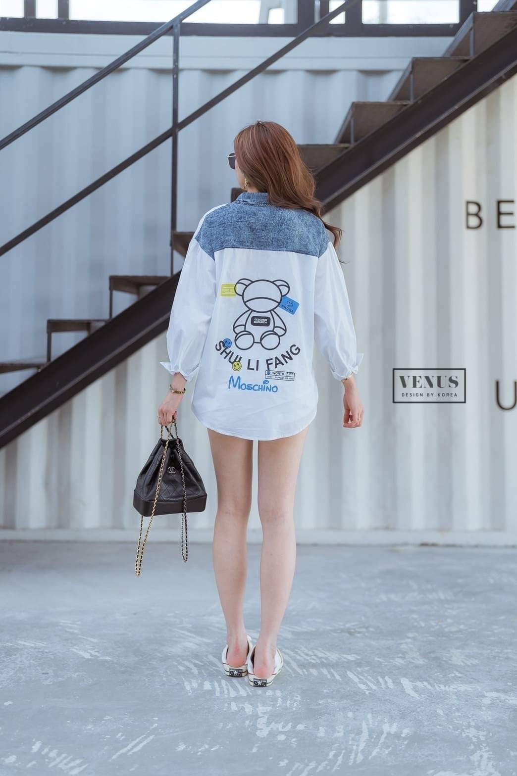 Restock ♥️♥️♥️ I'm Lady By Venus Moshino Jeans Shirt เสื้อเชิ๊ตแต่งผ้ายีนเนื้อดี ด้านหลังสกีนลายน้องหมี ตามแบบฉบับแบรนด์ดัง แม๊ทกับรองเท้าผ้าใบก็เก๋นะคะ