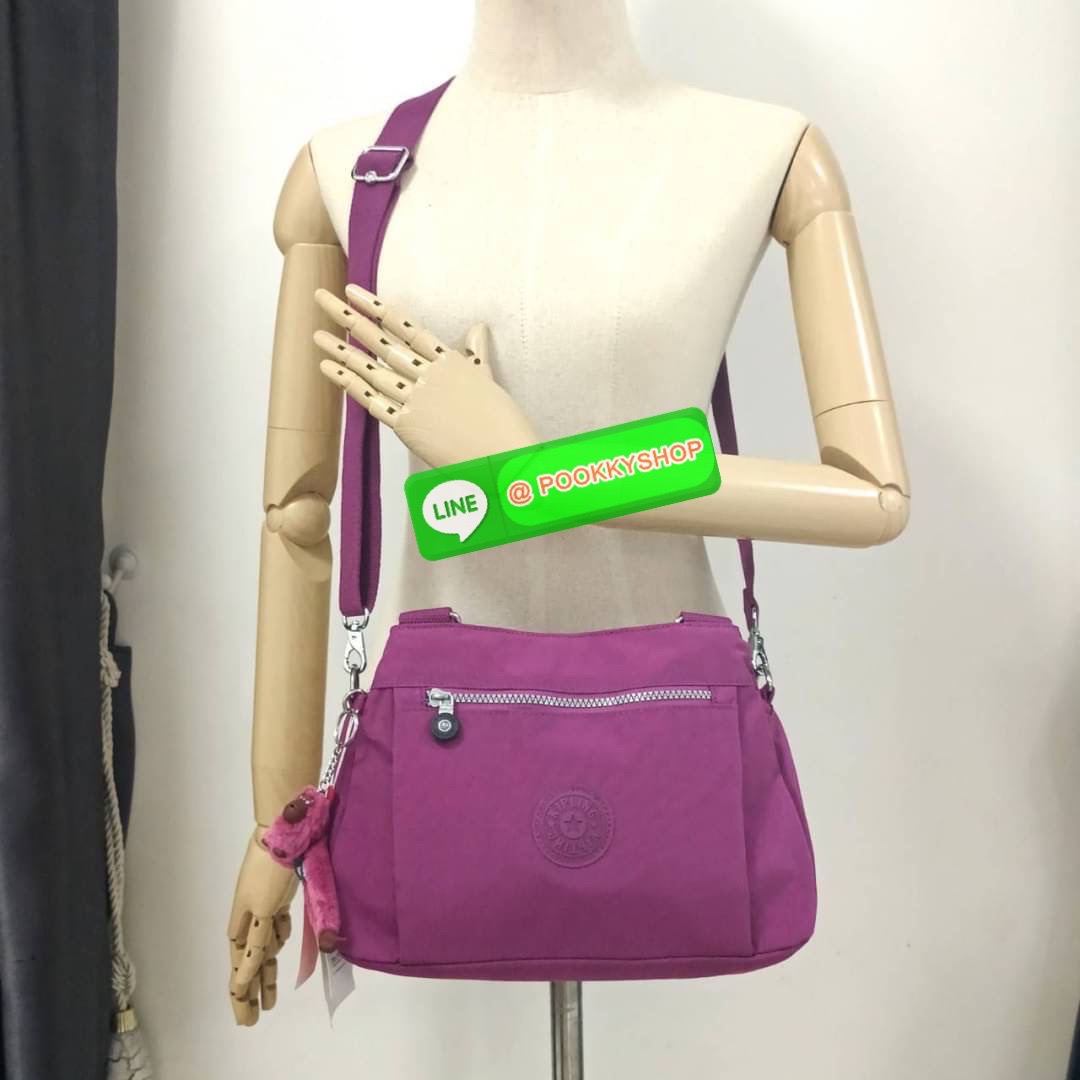KIPLING ELISE HANDBAG กระเป๋าถือและสะพายไหล่ วัสดุ Nylon +Polyester ขนาดกำลังพอดี จุของได้มาก มีหูจับสองสาย ถือสะดวก น้ำหนักเบา มีช่องซิป ด้านหน้า ช่อง กระเป๋าหลักเปิด-ปิดด้วยซิป มี3 ช่องว่างใส่ของได้จุมากๆ ใส่มือถือได้ กระเป๋าสตางค์ใบยาว และ เครื่องสำอาง