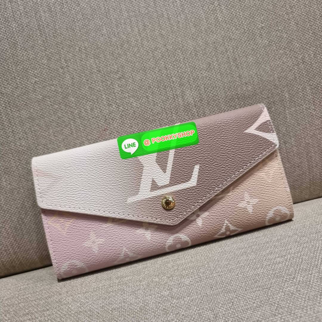 NEW IN!! LV long flap wallet with gwp กระเป๋าสตางค์พรีเมี่ยมกิ๊ฟ แบบพับ ดีไซน์ล่าสุด หวานๆสวยๆ น่าใช้มาก ใบยาวขนาดกำลังเหมาะมือ ถือแล้วขับผิว โดดเด่นด้วยสไตล์การไล่เฉดสีโทนละมุน ดูโดดเด่นไม่เหมือนใคร วัสดุหนังแคนวาส ทนทาน เปิด-ปิดด้วยกระดุม ภายในมีช่องใส่