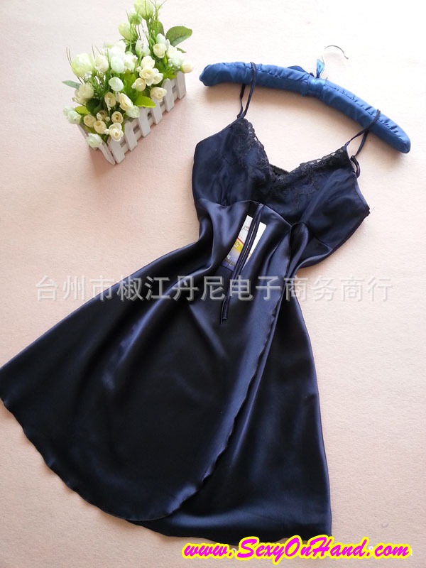 ชุดนอนผ้าไหม สายเดี่ยว แต่งลูกไม้ปัก เกรดพรีเมี่ยม สีน้ำเงินเข้ม เนื้อผ้าเกรดหรู ไฮโซสุดๆคะ