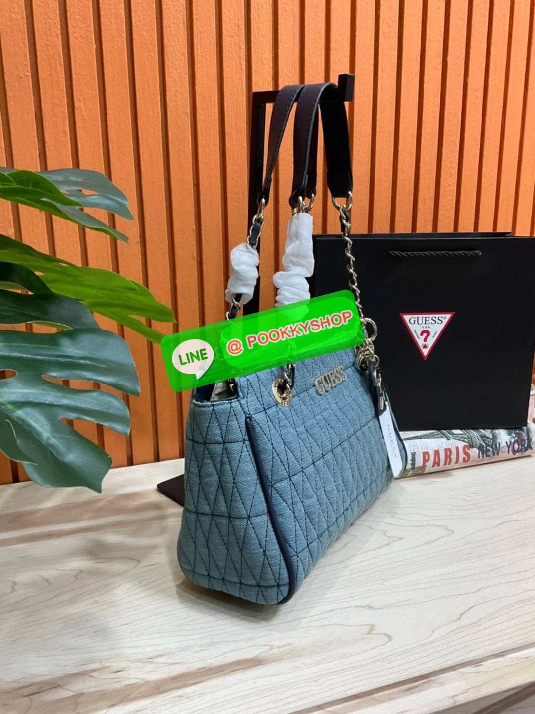 Guess Brinkley Society Satchel Bag กระเป๋าถือหรือสะพาย ขนาดกำลังดี วัสดุ Denim และ Pu หนังนิ่ม ผ้านุ่มมาก สวยอยู่ทรง มาพร้อมพวงกุญแจน่ารักๆ ถอดออกได้ ด้านหน้าประดับโลโก้แบรนด์ เปิดปิดด้วยซิป มี 2 ช่องหลักใช้งาน ภายในช่องซิปหน้าแยกเป็นสัดส่วนการใช้งาน ซิปช