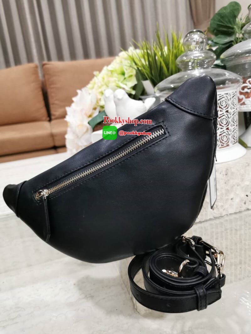 NEW ARRIVAL! Guess Kyli Fanny Pack Belt Bag 2019 กระเป๋าสะพาย/คาดเอว/คาดอกรุ่นใหม่ล่าสุดจาก GUESS FACTORY วัสดุหนังเเกะสังเคราะห์แบบนิ่มลายตารางเปิดปิดด้วยซิป ด้านหน้าประดับโซ่ห้อยโลโก้ดูมีดีเทล ด้านหลังมีช่องซิป ภายในมีโลโก้และช่องซิป สะพายได้หลายแบบไม่จ