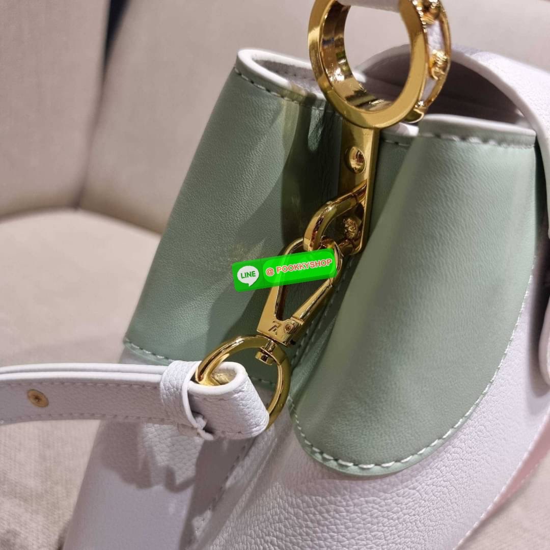 NEW IN!! LV capucines top handle วีไอพีพรีเมี่ยมกิ๊ฟจากเคาน์เตอร์ ที่สุดของความสวยในราคาเบาๆ กระเป๋าถือสุดหรู ดีไซน์ทรงคลาสสิค พร้อมลวดลายหรูหรา มาพร้อมหูจับในตัว ด้วยรูปทรงวินเทจและวัสดุหนังแท้ ขับผิว ทำให้ไอเท็มนี้สะกดทุกสายตาจริงๆ และยังมีลูกเล่นที่ฝาป