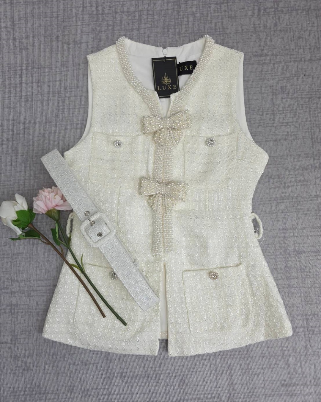 เสื้อแฟชั่น เสื้อแขนกุด ทรงเข้ารูป ชายเสื้อยาวปิดสะโพก มาพร้อมเข็มขัดผ้าในตัว