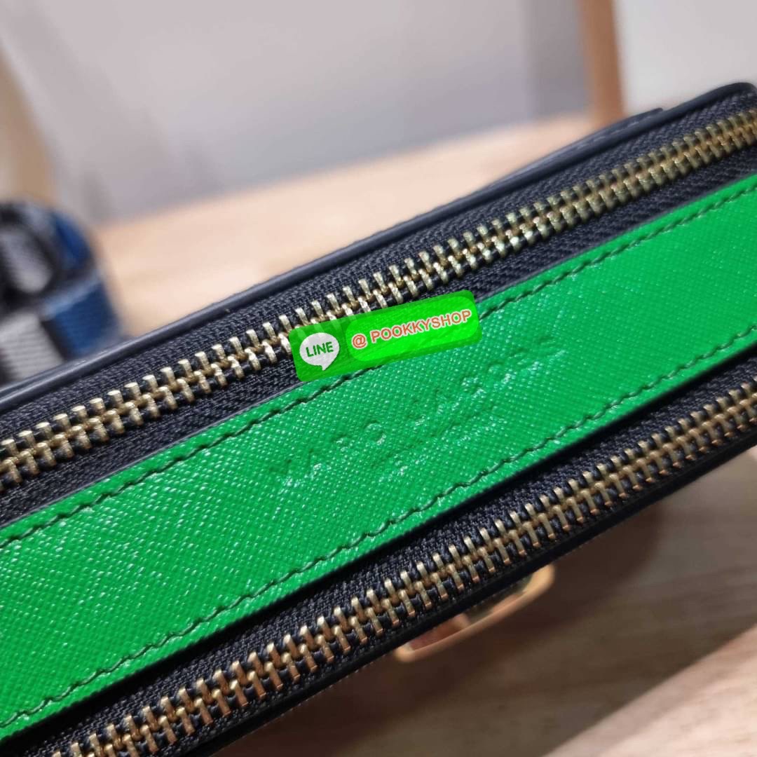 MARC JACOBS THE SNAPSHOT CAMERA BAG ไอเท็มยอดฮิตที่โดดเด่นเป็นเอกลักษณ์ กับกระเป๋าสะพายข้างสุดปัง เรียกได้ว่าไม่ซ้ำใคร!! วัสดุหนังวัว สวยอยู่ทรง เปิด-ปิดกระเป๋าด้วยซิป มีซิปหลัก 2 ช่อง แบ่งสัดส่วนไว้ดีมาก มาพร้อมสายสะพายสปอร์ตเส้นใหญ่ ที่ออกแบบโทนสีมาให้เ