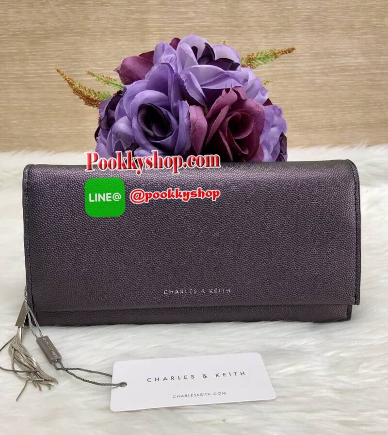 New arrival CHARLES & KEITH TASSEL DETAIL LONG WALLET BAG พร้อมส่งอีกครั้ง พร้อมเฉดสีใหม่ปี 2018ค่ะ!!! หระเป๋าสตางค์ใบยาวแบบฝาพับแม่เหล้ก ลายหนังคาร์เวีย สวย เรียบหรู ดูดี มากๆค่ะ ภายในกระเป๋าแบ่งเป็นช่องซิปยาวตอนหน้า ที่ตัวซิปเป็นอะไหล่พู่ห้อยลงมา เก๋มาก