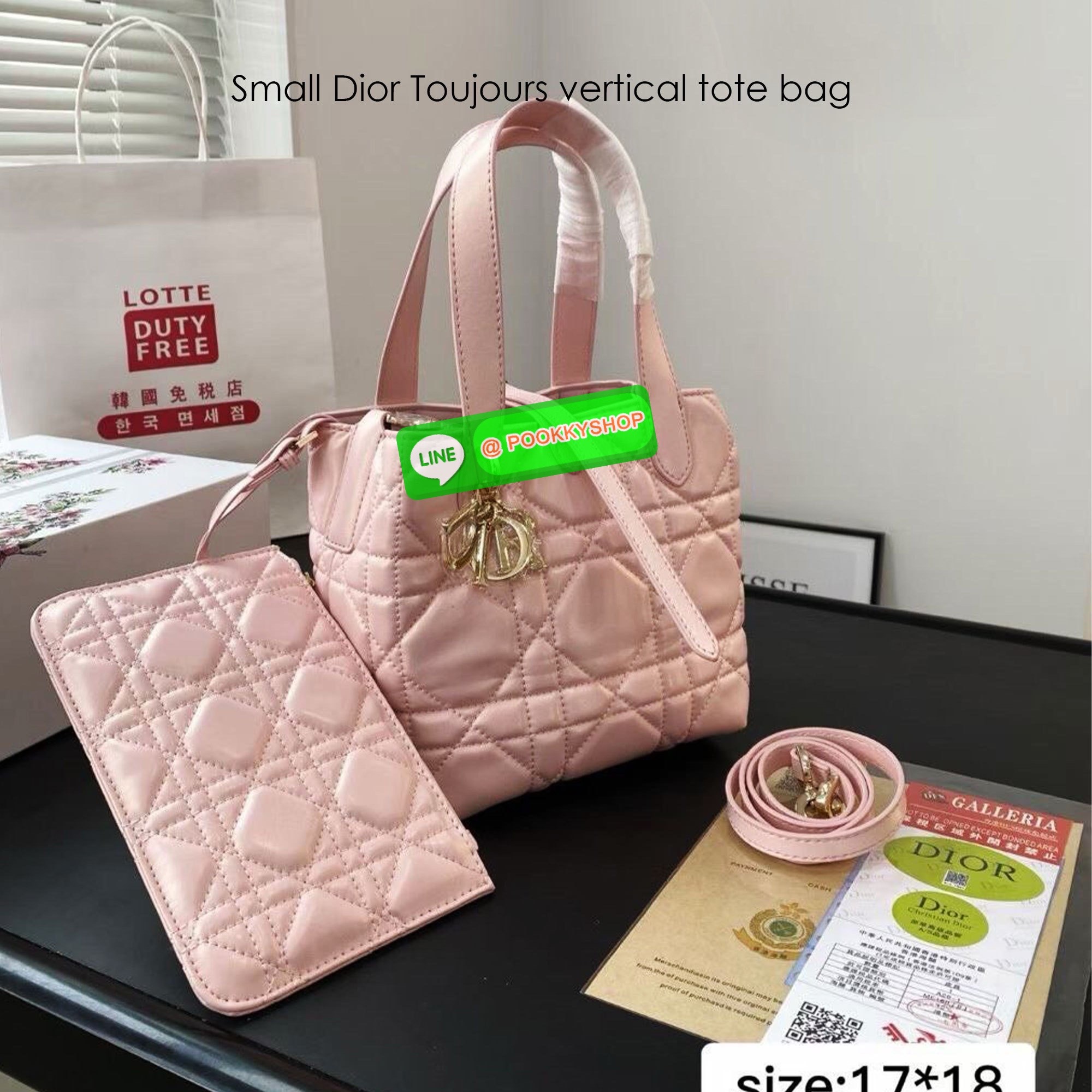 Dior Small Dior Toujours vertical tote bag 18cm กระเป๋าสะพายทรงบัคเก็ตไซส์ใหม่กะทัดรัด คลาสสิคหนังสวยหรูหราเกินราคา ดีไซน์นุ่มนวลทันสมัย ภายในโล่งกว้าง อัฟลุคปังได้ไม่ยากเลยสำหรับใบนี้ เป็นไอเท็มที่ควรมีไว้ติดบ้านอีกใบเลยน้า