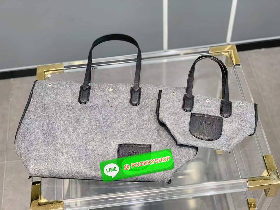 LongChamp Roseau Essential Shoppimg Bag L กระเป๋าTote วัสดุผ้าขนสัตว์ ซับในผ้าฝ้ายที่จับด้านบนหนังวัว กระเป๋าสะพายใบนี้มีขนาดพอเหมาะ กว้างพอที่จะใส่เอกสารทั้งหมดของคุณและจะไปกับคุณตลอดทั้งวัน! น้ำหนักเบา ปิดด้วย ระบบยึดสแน็ปอิน หรูหรา เหนือกาลเวลา และเปี่